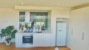 Kjøleskap, ovn, kokeplater og oppvaskmaskin