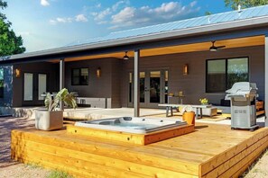 Terrace/patio - Walk to Main St, Hot tub, Luxurious Home, Fire pit (Fredericksburg)