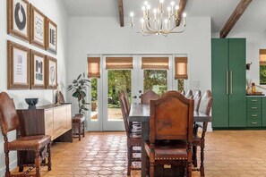 Dining - Walk to Main St, Hot tub, Luxurious Home, Fire pit (Fredericksburg)