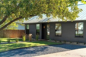 Exterior - Walk to Main St, Hot tub, Luxurious Home, Fire pit (Fredericksburg)