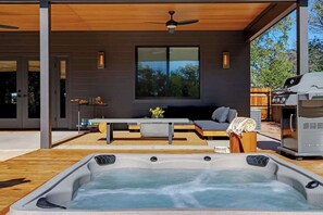 Outdoor dining - Walk to Main St, Hot tub, Luxurious Home, Fire pit (Fredericksburg)