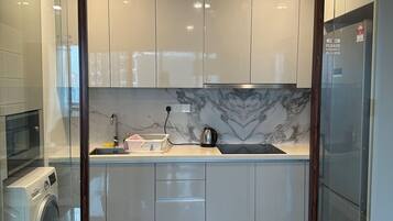 Großer Kühlschrank, Mikrowelle, Ofen, Wasserkocher