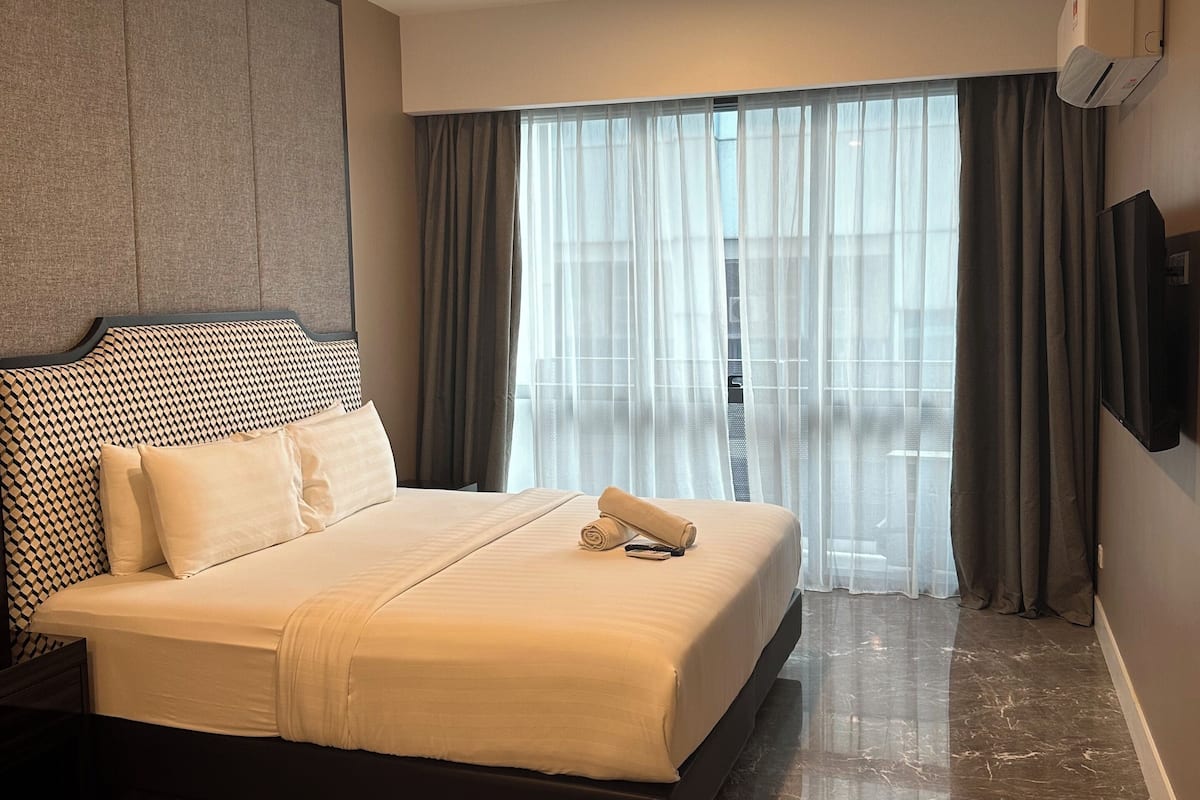 Egyptian cotton sheets, premium bedding, minibar, in-room safe