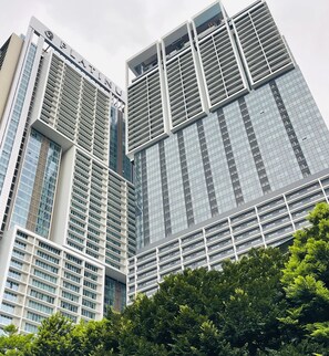 Vista frontal de la propiedad