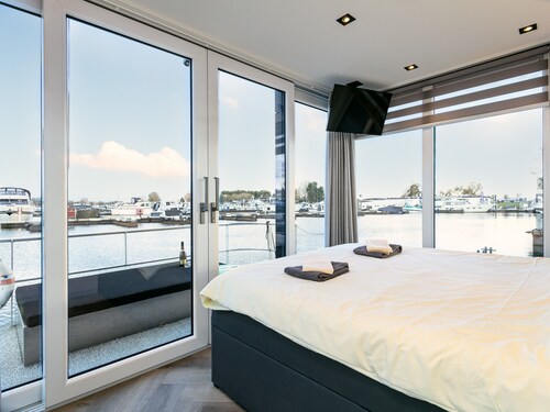 Beautiful houseboat for 2 in charming harbour