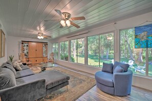 Älytelevisio, takka, DVD-soitin, pöytäjalkapallopöytä