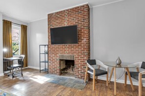 Dining - Hopkins Medical Baltimore Apt. 3- walking distance to Fells Point & Inner Harbor (Baltimore)