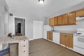 Private kitchen - Hopkins Medical Baltimore Apt. 3- walking distance to Fells Point & Inner Harbor (Baltimore)