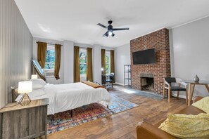 Room - Hopkins Medical Baltimore Apt. 3- walking distance to Fells Point & Inner Harbor (Baltimore)