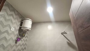 Dusche, Seife, Shampoo, Toilettenpapier