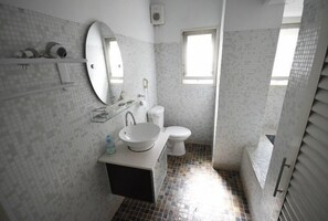 Casa básica, 3 quartos | Banheiro