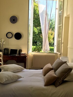 Iron/ironing board, WiFi, bed sheets - Welcoming country house in Sainte-Terre, 5 bedrooms, swimming pool, and garden (Sainte-Terre)