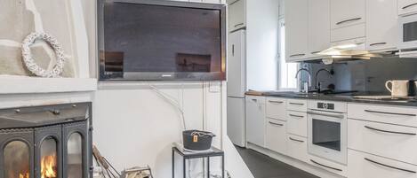 Kühlschrank, Mikrowelle, Geschirrspüler, Kochgeschirr/Geschirr/Besteck