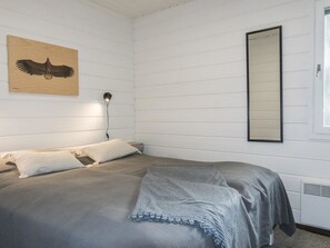 2 makuuhuonetta, työpöytä, internet