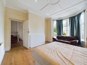 4 soverom, strykejern/-brett, reiseseng for barn og wi-fi (inkludert)