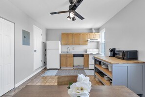 Private kitchen - Baltimore Hopkins Medical Apt. 4- walking distance to Fells Point & Inner Harbor (Baltimore)