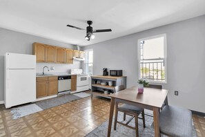 Private kitchen - Baltimore Hopkins Medical Apt. 4- walking distance to Fells Point & Inner Harbor (Baltimore)