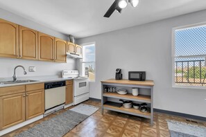 Private kitchen - Baltimore Hopkins Medical Apt. 4- walking distance to Fells Point & Inner Harbor (Baltimore)
