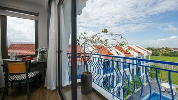 Habitación doble ejecutiva, balcón, vista a la alberca | Vista al lago