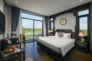 Minibar, in-room safe, desk, laptop workspace - Serene Nature Boutique Resort & Spa (Hoi An)