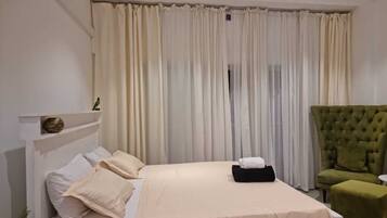Deluxe Apartment | 2 bedrooms, iron/ironing board, free WiFi, bed sheets