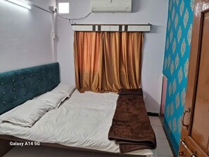 3 bedrooms, iron/ironing board, bed sheets