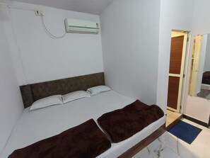 3 habitaciones, tabla de planchar con plancha y ropa de cama 