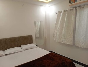 3 chambres, fer et planche à repasser, draps fournis