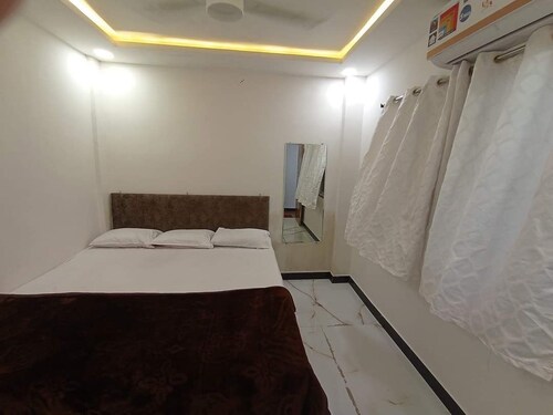 Guest house is available near mahakal lok
