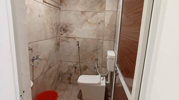 Serviettes fournies, savon, shampoing, papier toilette
