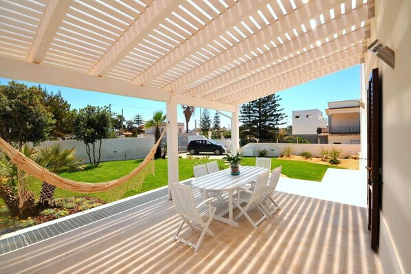 屋外ダイニングエリア