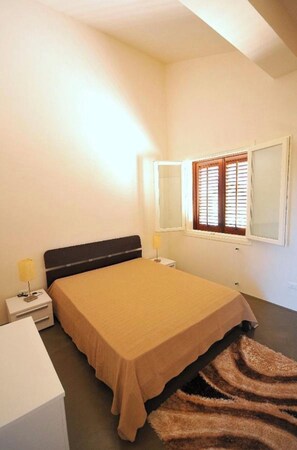 3 habitaciones, tabla de planchar con plancha, cuna de viaje y wifi 