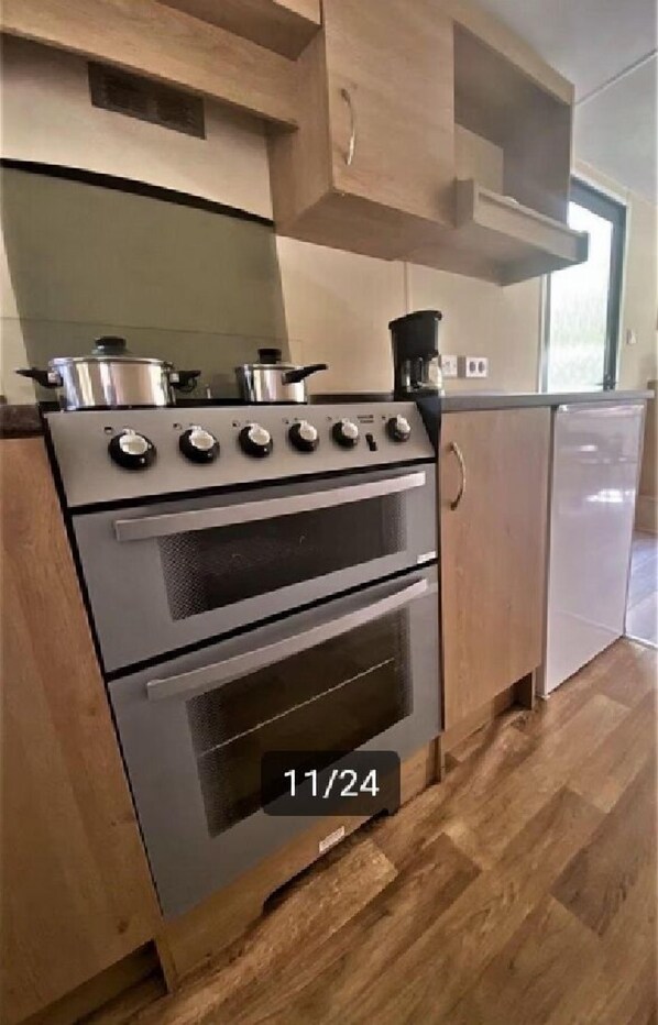 Frigorífico, utensilios de cocina y mesa de comedor