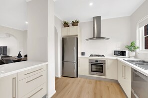 Fridge, microwave, oven, stovetop - Central & Secluded (North Adelaide)