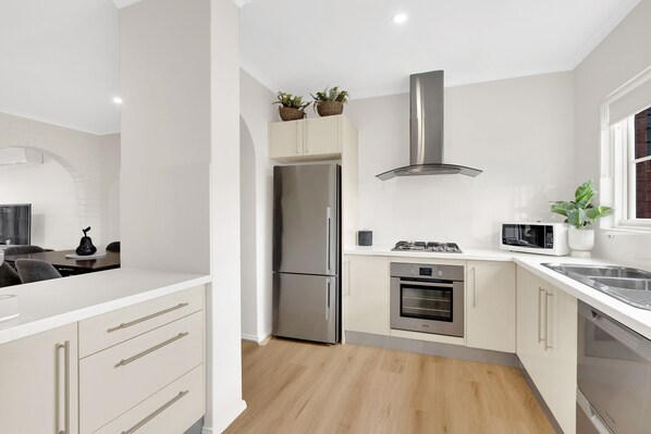 Refrigerador, microondas, horno, placa de cocina