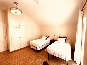 5 Schlafzimmer, Schreibtisch, Bügeleisen/Bügelbrett, WLAN