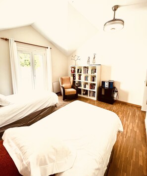 5 bedrooms, desk, iron/ironing board, WiFi