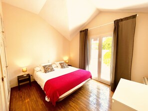 5 camere, una scrivania, ferro/asse da stiro, Wi-Fi