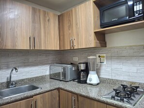 Geladeira, micro-ondas, cooktop