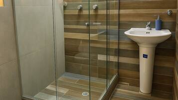 Combined shower/tub