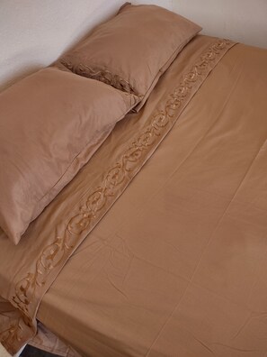 Basic Room, 1 Queen Bed