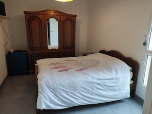 1 chambre, fer et planche à repasser