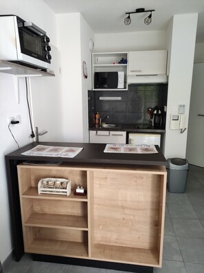 Mikrobølgeovn, ovn, kokeplater og kaffetrakter/tekoker