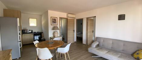 Een smart-tv en boeken