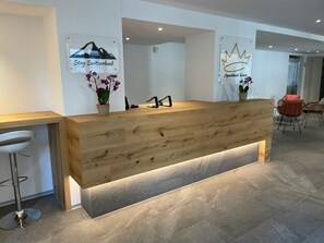 Reception - Aparthotel Krone - Self Check In (Unterseen)