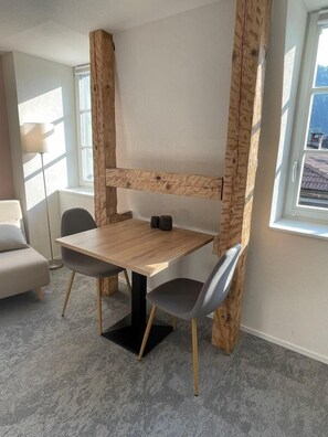 Studio Relax 44 | Tallelokero huoneessa, pimennysverhot, äänieristys, ilmainen Wi-Fi