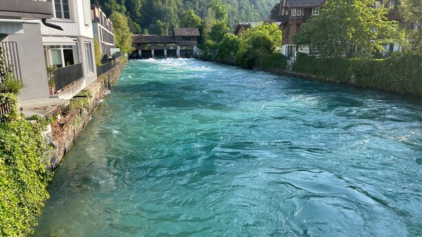 Un fiume che scorre attraverso una città, con edifici su entrambe le rive.