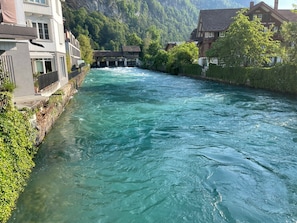 A river flowing through a town with buildings on both sides. - Aparthotel Krone - Self Check In (Unterseen)