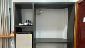 高級寝具、デスク、遮光カーテン、WiFi (無料)