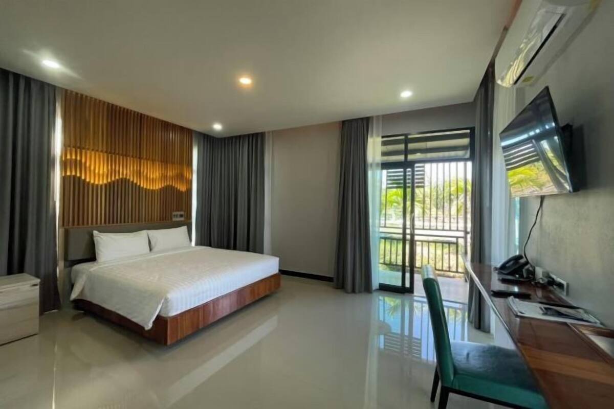 Premium bedding, desk, blackout drapes, free WiFi